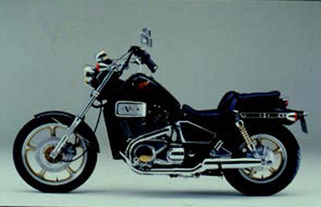 画像: ●水冷4ストOHC3バルブV型2気筒●749cc●60PS/7000rpm●7.0kg-m/5000rpm●221kg●100/90-19・140/90-15●69万8000円