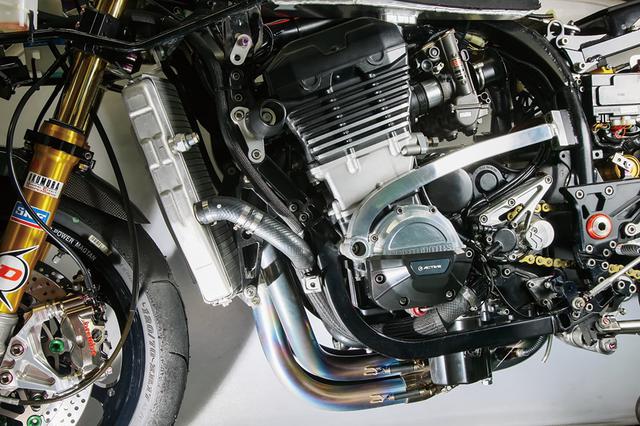 画像: GPZ900RへのZRX1100/1200など後継機エンジン換装の場合、リヤハンガーはそのまま使えるが、フロント側は考える必要がある。GPZ-Rエンジンではシリンダーヘッドに直接マウントできるが、これのないZRXなどではダウンチューブを付けて、そこでも締結する。GPZ900RへのZRX1100/1200など後継機エンジン換装の場合、リヤハンガーはそのまま使えるが、フロント側は考える必要がある。GPZ-Rエンジンではシリンダーヘッドに直接マウントできるが、これのないZRXなどではダウンチューブを付けて、そこでも締結する。