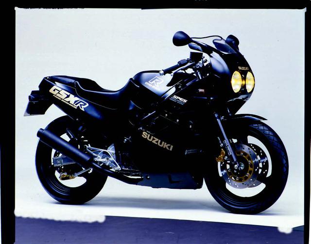 画像: ●水冷4ストDOHC4バルブ並列4気筒●248cc●45PS/14500rpm●2.5kg-m/10500rpm●138kg●100/80-17・130-70-17●53万9000円
