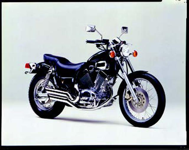 画像: ●空冷4ストOHC2バルブV型2気筒●399cc●40PS/8500rpm●3.5kg-m/7000rpm●178kg●3.00-19・140/90-15●51万9000円