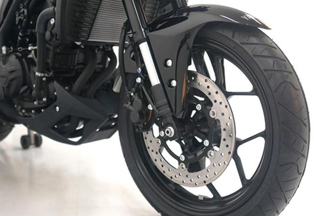 画像: YZF-R25同様、多くのファンが待ち望んだ装備の倒立フォークを新採用。リアサスもセッティングが見直された。