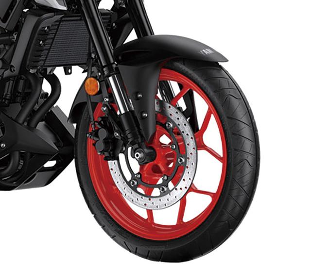 画像: インナーチューブ径Φ37㎜の倒立式フロントフォークは新型YZF-R3と共通。剛性の高さを活かし従来モデル以上のスポーティーな走りが可能。