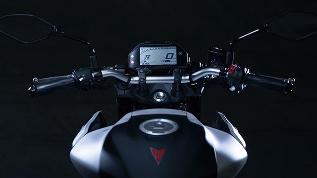 画像: ベースとなったYZF-R3はスーパースポーツらしいセパハンだが、ネイキッドであるMT-03はアップライトで扱いやすいバーハンドルを採用。