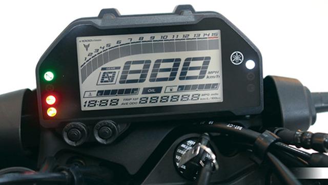画像: メーターは液晶オールデジタルで、ベースとなるYZF−R25と同タイプのもの。ギアポジション表示も備わる。