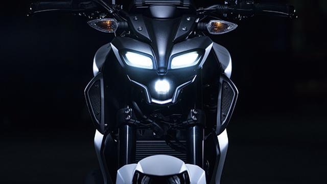 画像: MT-15によく似たデザインのLEDヘッドライトは、下の単眼がメインで、上の2本はポジション。