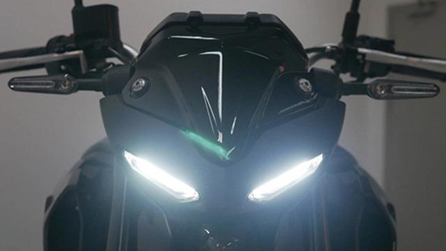 画像: 中央に単眼のLEDヘッドライトを置き、その上部にはポジションランプ。有機的な表情のマスクも印象的だ。