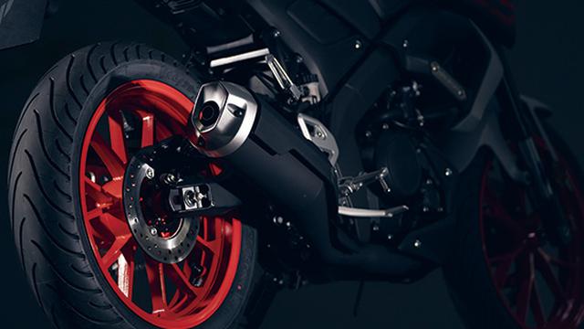 画像: マフラーのデザインや、鮮やかなホイールが印象的なカラーリングなど、シリーズ上級モデルのイメージを踏襲。