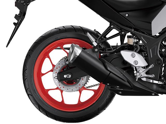画像: 軽快なイメージにデザインされたマフラーもYZF-R3と共通のもの。ステップ上後方のヒールガードに穴が開いていないのがMT-25と異なる。