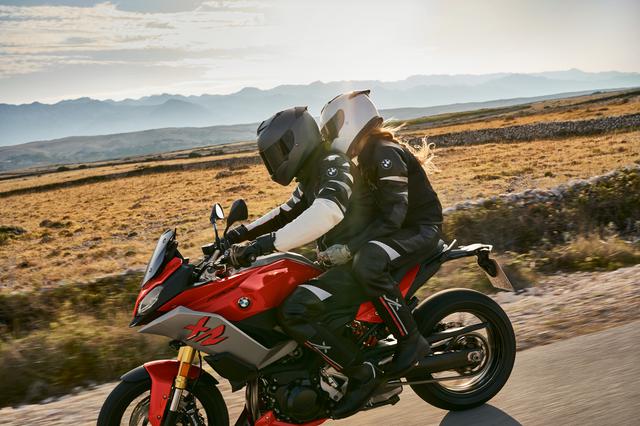 画像1: 「S1000XR」は大きいと思う人にちょうどよさそうな895ccの「F900XR」が誕生