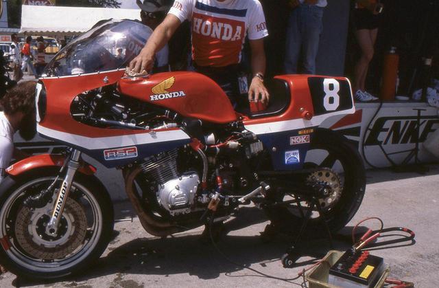 画像: このゼッケン8番のRS1000が、スペンサーが1980年の鈴鹿8耐を走った車両そのもの。予選は11位だったが、トラブルのため決勝は3周リタイヤ。