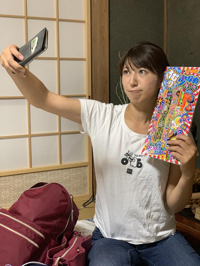 画像: そういえば夏だし!とわざわざ買いにいった花火やらんかったわ。と自撮りするさおりん。 webオートバイ・オリジナルの「ボッチTシャツ」くっちゃくちゃ。