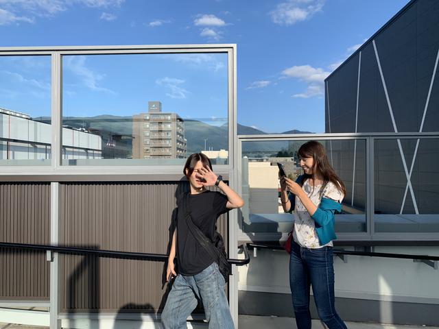 画像: ブチ切れながら看板を記念撮影している。