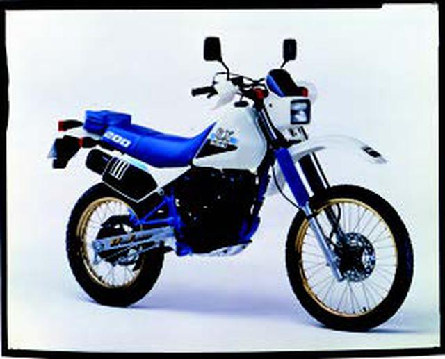 画像: ●空冷4ストOHC2バルブ単気筒●199cc●20PS/8500rpm●1.7kg-m/7000rpm●104kg●80/80-21・110/80-18●29万4000円