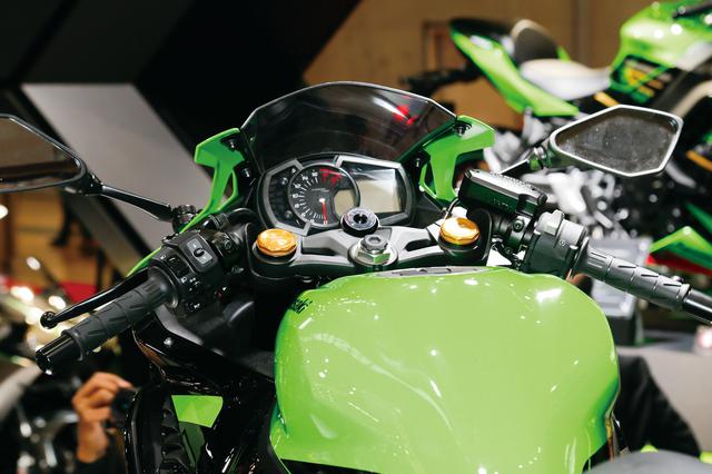 画像: カワサキの250㏄モデルでは当然ながら初となる電子制御スロットルを採用。トップブリッジから覗く金色のキャップはショーワ製「SFF-BP」フォークのもの。スイッチ類はZX-6Rや10Rと同タイプのものを採用している。