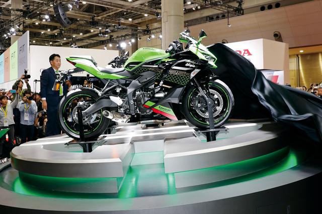 画像: 東京モーターショー2019でのアンベールの瞬間。250cc 4気筒スーパースポーツの新たな夜明け。