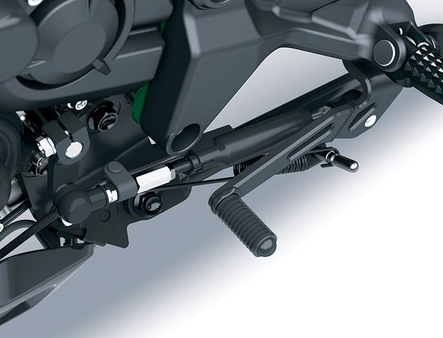 画像: 最近のスポーツバイクの必須装備となっているのがクイックシフター。Z H2にはアップ/ダウン対応のKQSが装備されている。