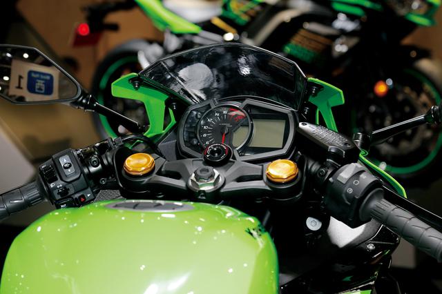 画像: 台上展示でじっくり観察はできなかったが、メーターユニット自体はおそらくニンジャ250などと共通のデザイン。タコメーターのレッドゾーンは1万7000回転からに設定されている。