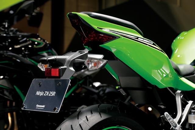 画像: テールランプはZX-10R譲りの特徴的なデザイン。ひと目見ただけでZXだと分かるものだ。ウインカーはコンベンショナルな電球。