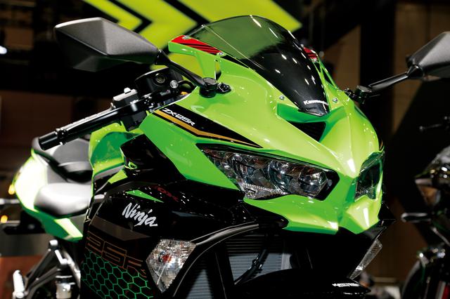 画像: ニンジャ250、400、ZX-6Rなど、近年のカワサキのフルカウルスポーツ車のデザイントレンドを汲んだマスク。ヘッドライトはLEDだ。