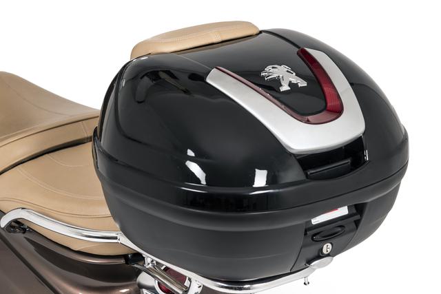 画像: トップケース。34Lの大容量でフルフェイスヘルメットも収納できます。通常価格税込43,780円。