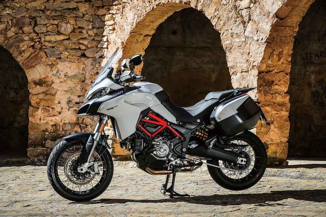 画像: パーソナライズ・パッケージ、つまりセットオプションのツーリング・パックを950Sに装着。デザイン統一感はさすが純正だ。
