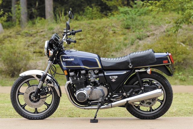 画像: カワサキ Z750FX 初代Z750FXは国内版Z1000MkⅡとして登場。エンジンや車体はZ2スタイルの最終形であるZ750フォア(D1)を継承している。D1にモデルチェンジされる際、フレーム剛性を高め、ディメンションを変更。リアブレーキがディスク化され、フロントブレーキキャリパーがフォーク後部に移動されている。 【Z750FX主要諸元】●エンジン形式:空冷4ストDOHC2バルブ並列4気筒●総排気量:746cc●最高出力:70PS/9000rpm●最大トルク:5.7kg-m/8500rpm●整備重量:246kg●燃料タンク容量:17.8ℓ●タイヤサイズ前・後:3.25-19・4.00-18●発売年月:1979年6月●発売当時の新車価格:51万5000円