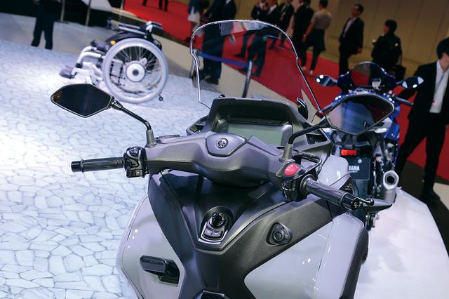 画像: ハンドル下にXーMAX同様のイグニッションが見えることからキーレスエントリーは確定。その左側にチルトロックバーが配される。