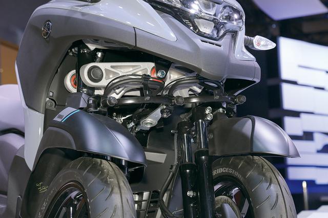画像: トリシティ125/155がパラレログラムリンクを使用しているのに対し、300はアッカーマン機構を採用。より自然なハンドリング。