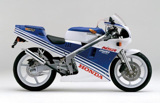 画像: ライバルと言われていたTZR250がマイナーチェンジに留まっていたところ、前モデルからなんと1年3ヶ月でフルモデルチェンジをしたNSR250R。世界初のコンピューター制御によるPGMキャブレターを採用している。