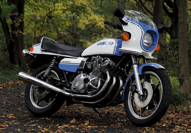 画像: スズキ GS1000S 79年に登場したGS1000SはGS1000をベースにカウルを装着し、ホワイトとブルーのカラーリングをまとう。そのカラーリングは、80年にAMAスーパーバイクのシリーズチャンピオンを獲得したことでチャンピオンカラーとなった。第1回鈴鹿8耐でもヨシムラGS1000が並み居るワークスチームを破って優勝し、4スト最後発メーカーであるスズキが力で世界に認めさせた記念碑的マシンがGS1000である。