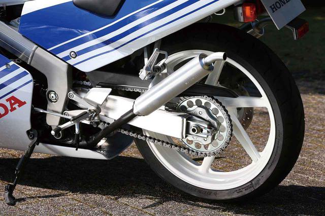 画像: 6本スポークデザインのアルミキャストホイールはワイドリム(300-17/400−18)とし、レース用タイヤに対応。リアの標準は140/60R18のラジアルタイヤを履いていた。