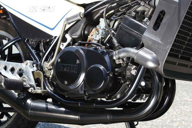 画像: 市販レーサーTZ250からフィードバックされたヤマハ量産車初の水冷エンジンを搭載。最高出力35PSというのは既存の250スポーツを遥かに上回る数値であった。