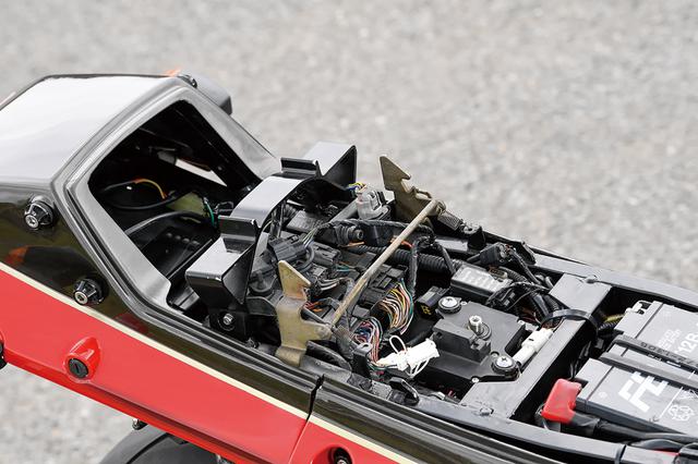 画像: シートレールはGPZ900R加工で、電装類/ハーネスは当初のGPZ900R純正位置に、後にZX-10R位置に変更した。マニュアルもZX-10R準拠とした。