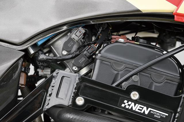画像: エンジンおよびメインフレームは2009年型ZX-10Rに換装されている。合わせる吸気系もZX-10Rそのもの。ダウンドラフト式フューエルインジェクションで、サブコンiconⅢでセッティングする。