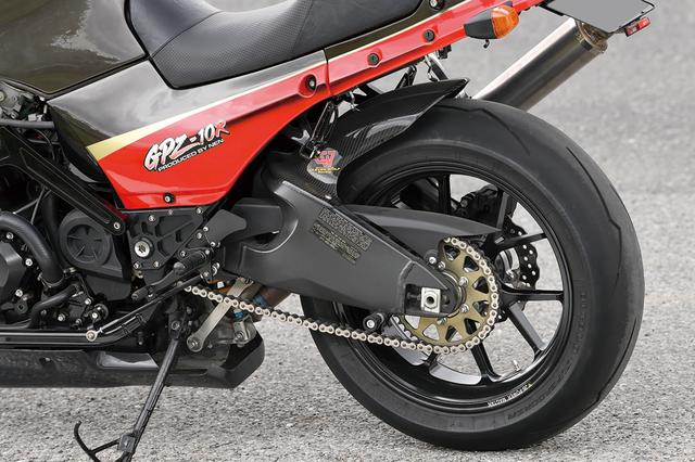画像: リヤはリンクまわりをGPZ900Rフレームに合わせてオリジナル加工。オーリンズのZX-10R用ショックユニットも加工して使っている。前後ホイールはMAGTAN JB3で3.50-17/6.00-17。軽量な車体作りにひと役買うと同時に、カスタムらしい作り込みにも貢献しているアイテムだ。