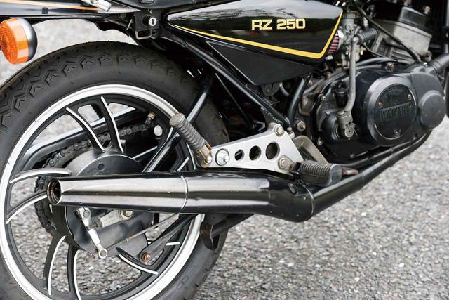 画像: 当時の市販車ではまだ珍しかった、膨張室がはっきりわかるチャンバータイプのマフラーを装備しているのも注目されたポイント。レーシーなルックスを演出すると同時に、エンジンのパワーアップにも貢献している。