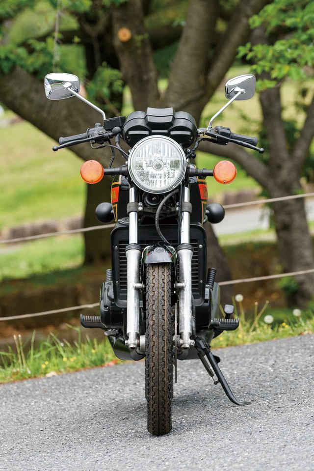 画像: RZ250の初期型のカラーリングは、白×赤と、この写真の黒×赤の2タイプが用意されていた。