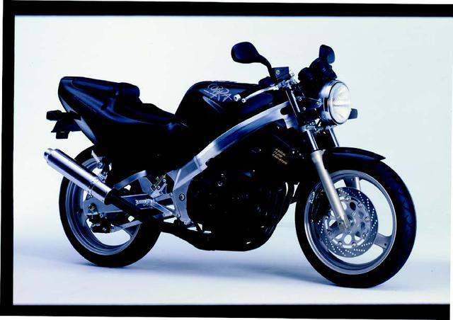 画像: ●水冷4ストDOHC4バルブ並列4気筒●248cc●45PS/11500rpm●2.6kg-m/10500rpm●139kg●110/70-17・140/60-18●53万9000円