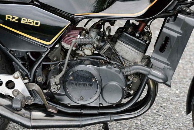 画像: エンジンは市販レーサー・TZ250と共通な54×54mmというボア・ストロークを採用した水冷2ストピストンリードバルブ並列2気筒。当時250ccクラストップの最高出力35PSを発揮し、4スト400ccマシンと互角の走りを味わえた。撮影車はエアクリーナーが換装されている。