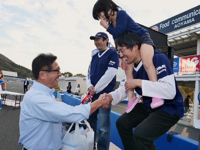 画像: 各クラスのウイナーをねぎらうプレゼンターは、観戦に訪れていたMFJの鈴木哲夫会長が務めた。
