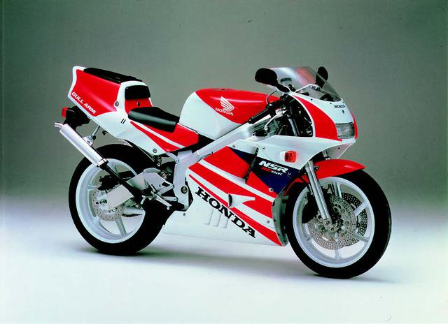 画像: ●水冷2スト・クランクケースリードバルブV型2気筒●249cc●45PS/9500rpm●3.7kg-m/8500rpm●132kg●110/70R17・150/60R17●60万9000円