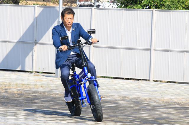 画像: 実際に神達市長も試し乗り。具体的な計画はこれからのようですが、観光などに取り入れたら面白そうですね。