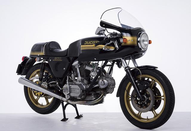画像: ドゥカティ 900SS ドゥカティ750SSのボアを6㎜拡大して、耐久性を上げるためにカム駆動を片持ちから両持ちに変更。今日まで続く伝統のデスモドロミックに加えて、この時代独特のベベルギアを採用。何種類ものシムを使い分けながら手作業で組まれたエンジンは工芸品と呼ぶに相応しく、ライダー次第で性能を引き出せるマシンだ。