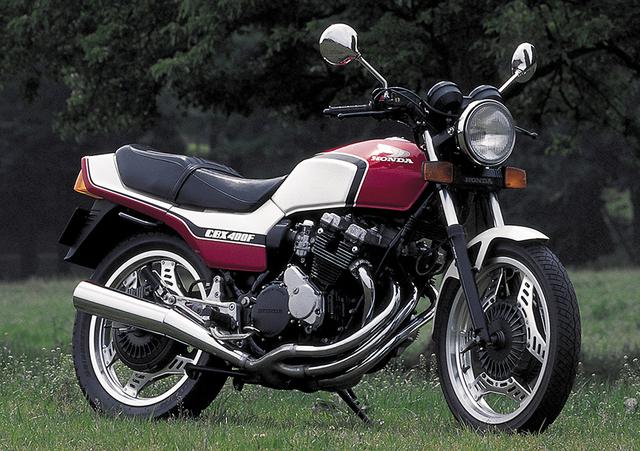画像: ホンダ CBX400F 81年11月のデビュー当時、CBX400Fの48馬力というパワーはクラス最高であった。車体には400クラスのオンロードとしては初めてボトムリンク式のプロリンクサスをリアに採用。アンチダイブ機構は国内向けオンロードでは初となり、中空のアルミダイキャスト製スイングアームは世界初の技術であった。