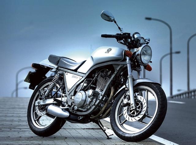 画像: ヤマハ SRX-6 レプリカブーム真っ只中の85年4月にリリースされたSRX‐4/6。行き過ぎた高性能、日常的な使い方には馴染まないライディングポジション、一辺倒なフルカウルフォルムを好まない、アンチ主流派を中心に人気を集めたモデルだ。シャシーにレーサーレプリカのノウハウを取り入れ、徹底的な軽量化を図ってスポーツ性を大きく高めた。そのスタイリッシュなフォルムでも人気を呼んだ。