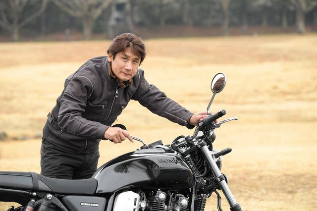 画像: 伊藤さんのお気に入りポイントのひとつは、エンブレムもブラック仕上げの燃料タンク。「容量が大きくなったのは、ロングツーリングを楽しみたい人には嬉しいことですね」
