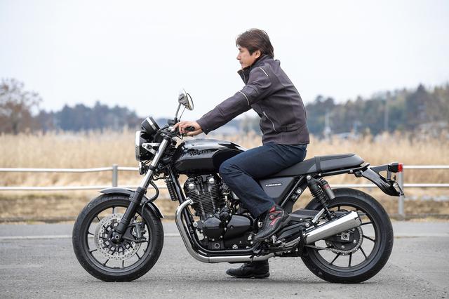 画像: 「同じリッターネイキッドのCB1000Rは前寄りに座って、後ろ側が上がっている感じですが、CB1100RSのライディングポジションは"超自然"です。シートに跨って両手を前に伸ばすと、そこにハンドルがある、という感じですね」(伊藤さんの身長は179cm)