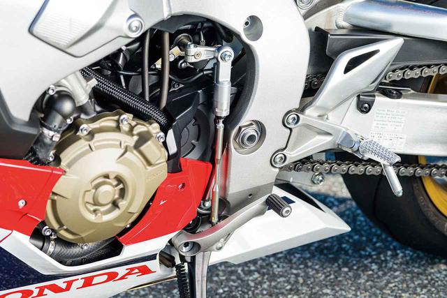 画像: CBR1000RR SPに採用された、オーリンズ・スマートECシステム。前後サスペンションは各制御ユニットからの情報を、サスペンションコントロールユニットが分析。常に最適な設定を乗り手に提供する。