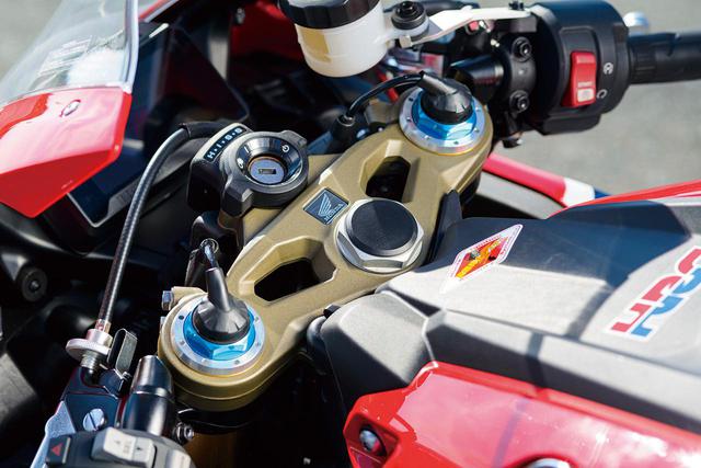 画像: CBR1000RRのオプション装備(6万4800円)であるクイックシフターを、SPは標準で装備。なおシフトペダルにかかる踏力に応じた制御タイミングは、アップ/ダウンとも3段階ずつ調整することが可能だ。