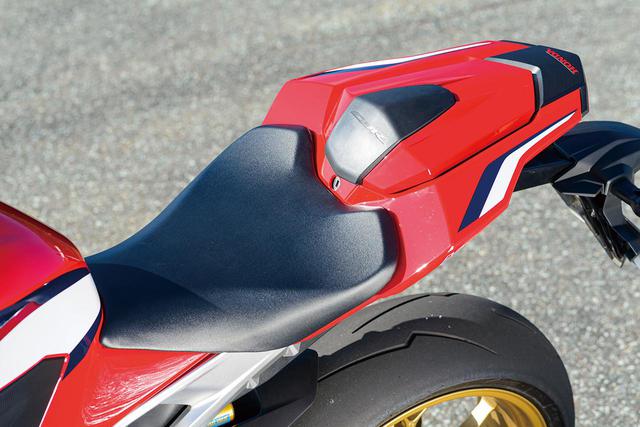 画像: CBR1000RR SP1は標準でシングルシート設定。「基本的な設計はスタンダードモデルと一緒ですが、リアのグリップ感を感じられるように、材質や形状をかなりこだわっているんです」とは伊藤さんの弁。